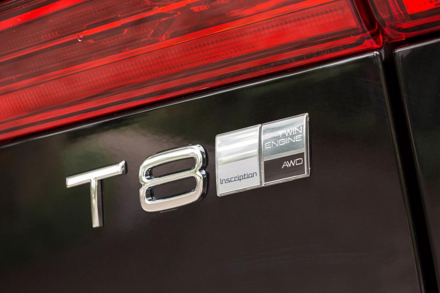 Логотип Volvo XC60 T8 Inscription 2017 года  (UK) (фото 29 из 40)